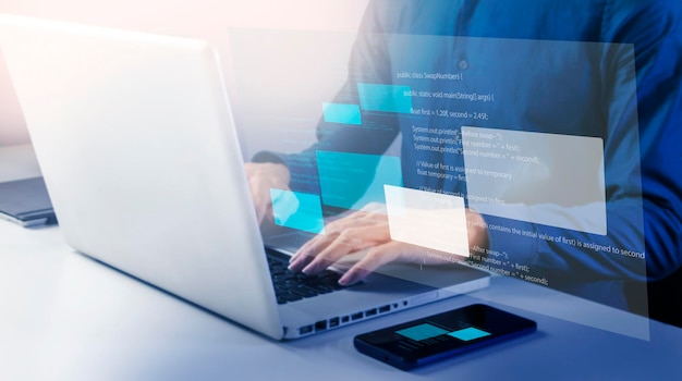 Los programadores trabajan en la codificación y el desarrollo de sistemas de software.