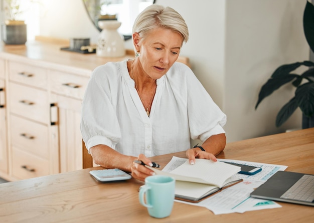 Programe documentos y financie con una anciana que planea su futura jubilación con inversiones de ahorro y riqueza Escritura de cuaderno y computadora portátil con una anciana jubilada en casa