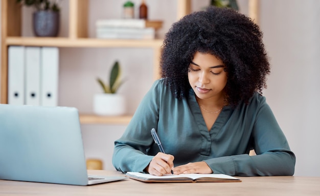 Programe emprendedores y mujeres de negocios escribiendo notas e informes en un diario o diario Agenda de gestión del tiempo y jóvenes autónomos trabajando y planificando un recordatorio para una cita