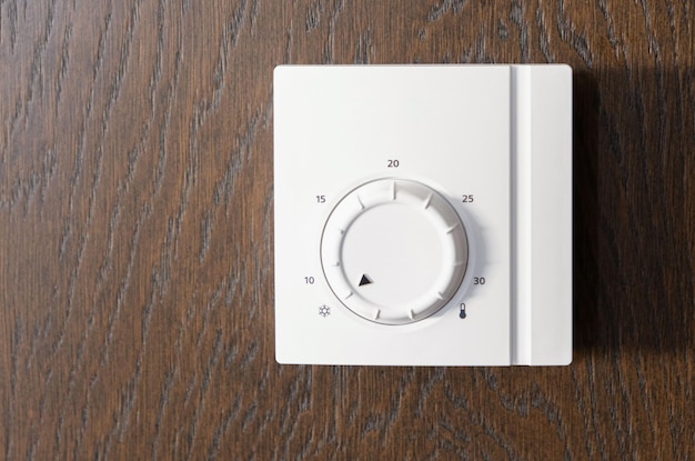 Programmierbarer Thermostat zur Temperaturregelung im Haus