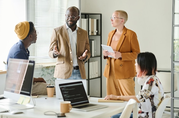 Programmierer arbeiten im Team bei eeting