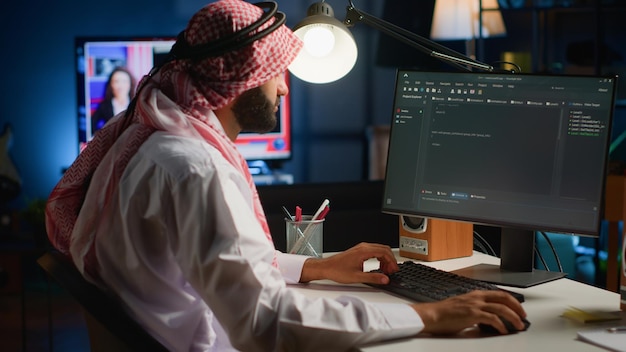 Programmierer, der Code auf dem Computer schreibt