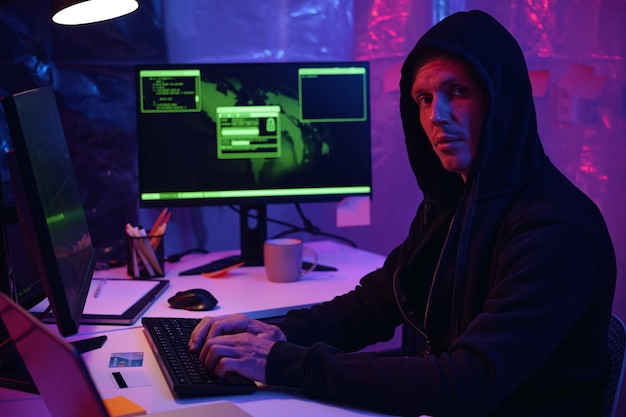 Programmierer, der mit Metadaten im Büro arbeitet