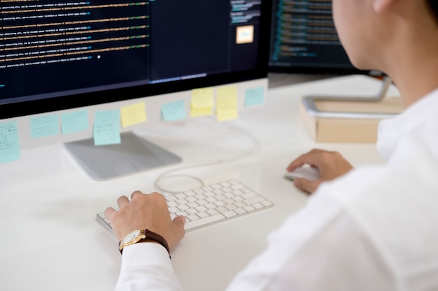 Programmierer programmiert und programmiert Software.