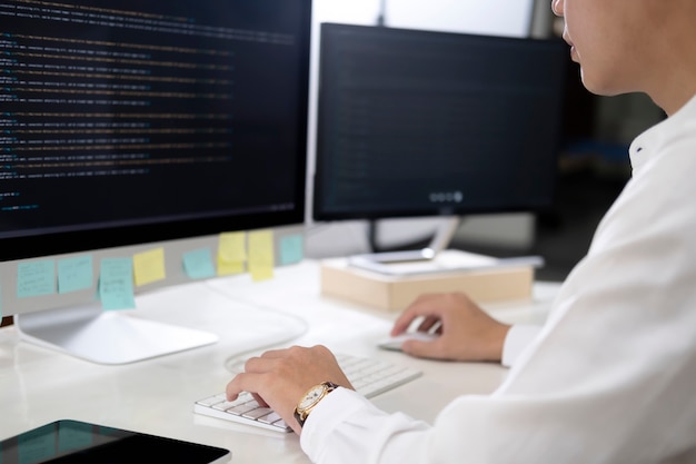 Programmierer programmiert und programmiert Software.