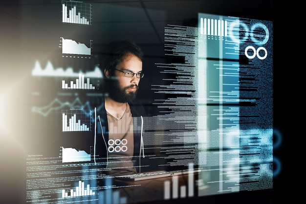Programmierer und Nacht mit Überlagerung auf Computer für Daten zukünftige Entwicklung oder Analyse im Büro Mann Person oder Entwickler arbeitet spät an futuristischer Technologie hud oder Dashboard für Software