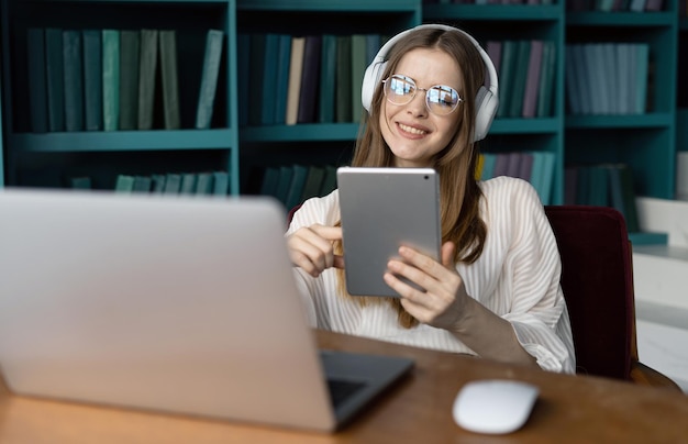 Programmiererin für Remote-Arbeit verwendet einen leistungsstarken Laptop als Arbeitsplatz in einem neuen Büro