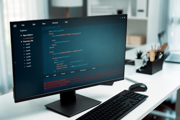 Programmkodierung auf dem PC-Monitor, Stand auf dem Schreibtisch, Arbeitspostulat