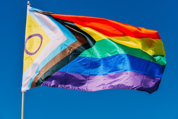 Progreso LGBTQ progreso bandera del arco iris ondeando en el viento