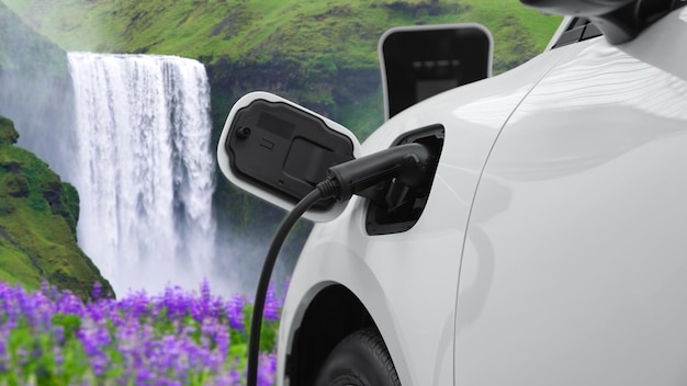 Progressives Konzept der Energienachhaltigkeit durch EV-Autos im Wasserfall