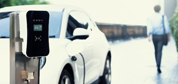 Progressives Konzept des Focus EV-Autos an der Ladestation mit unscharfem Hintergrund