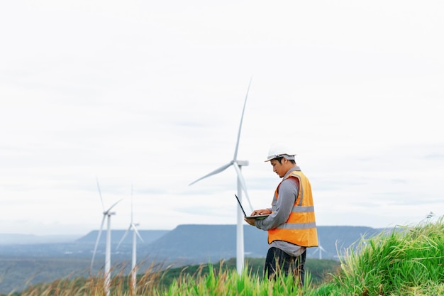 Progressives Konzept des Ingenieurs, der im Windpark auf dem Berg arbeitet