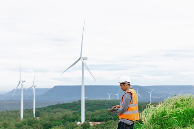 Progressives Konzept des Ingenieurs, der im Windpark auf dem Berg arbeitet