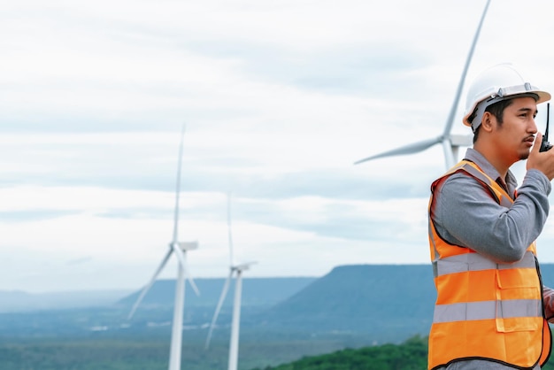 Progressives Konzept des Ingenieurs, der im Windpark auf dem Berg arbeitet