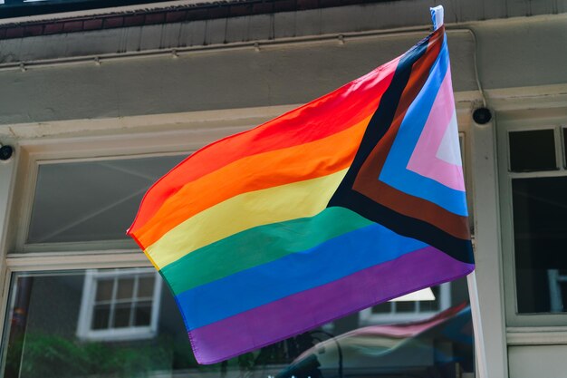 Progresso moderno Bandeira do orgulho LGBTQ durante o mês do orgulho Inclui pessoas de cor. Bandeira do orgulho arco-íris