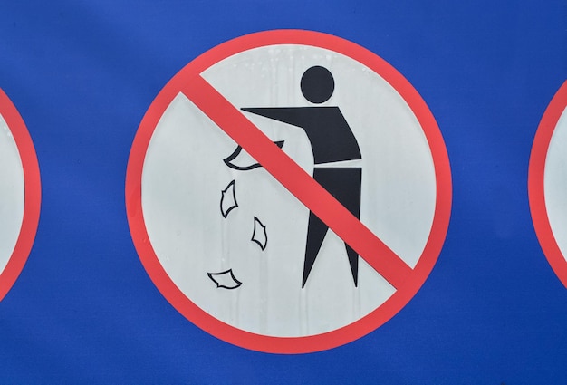 Foto prohibición no arrojar basura y carteles de basura en el parque.