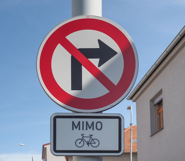 Foto prohibido girar a la derecha excepto señal de bicicletas