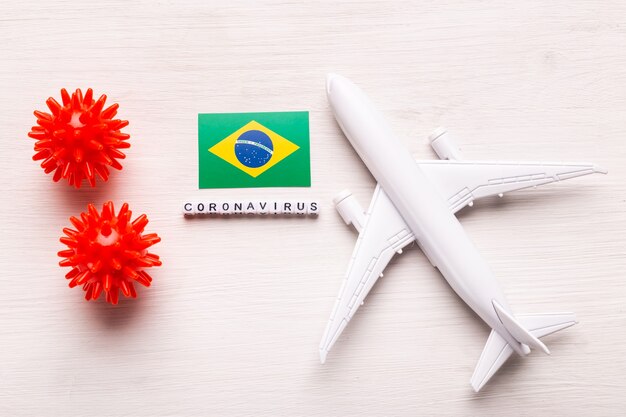 Proibição de voos e fronteiras fechadas para turistas e viajantes com coronavírus covid-19. avião e bandeira do brasil em um branco