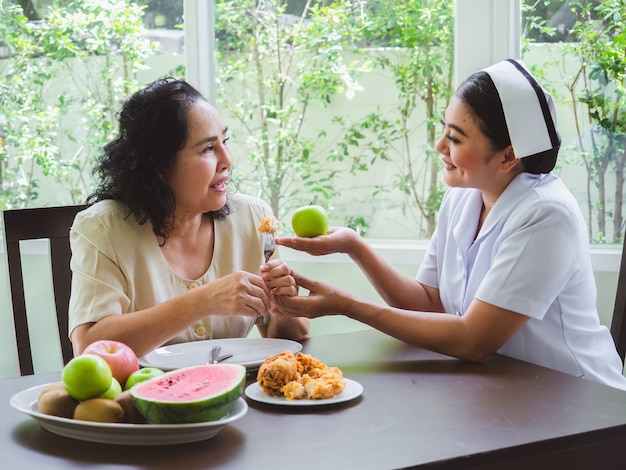 É proibido aos enfermeiros permitir que os idosos comam frango frito.