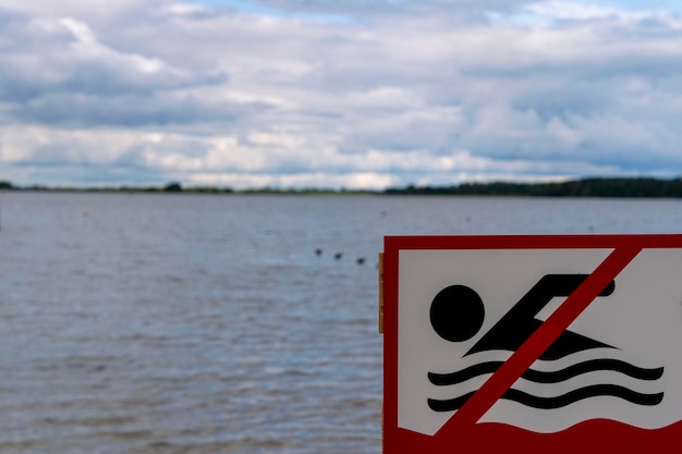 É proibido nadar sinal instalado na margem do lago