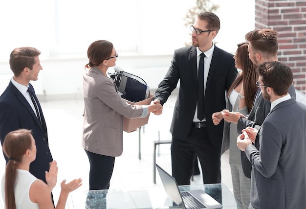 Project Manager da la bienvenida al joven especialistafoto con espacio de copia