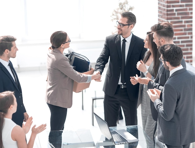 Project Manager da la bienvenida al joven especialistafoto con espacio de copia