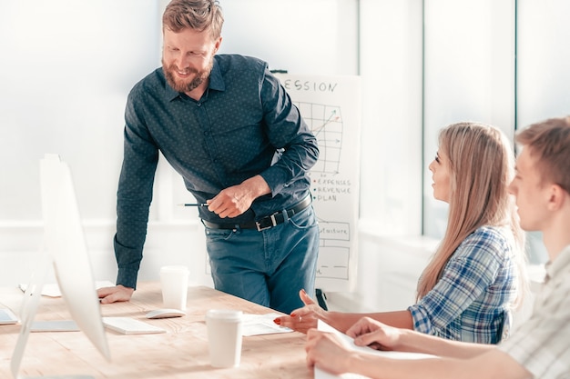 Project Manager en reunión de trabajo con el equipo empresarial. el concepto de trabajo en equipo