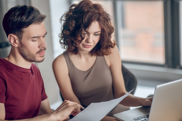 Projektarbeit. Partner, die an einem Projekt arbeiten und interessiert aussehen