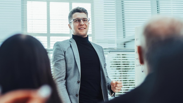 Projektleiter erstellt einen Bericht für die Arbeitsgruppe. Wirtschaft und Bildung