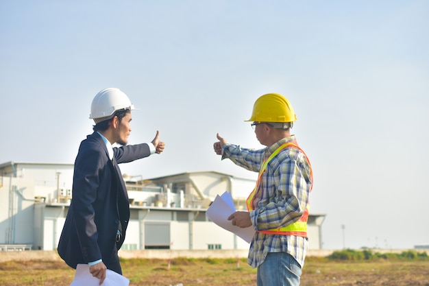 Projektmanager nimmt mit Ingenieur Bauplan Projekt Gebäude Fabrikbau