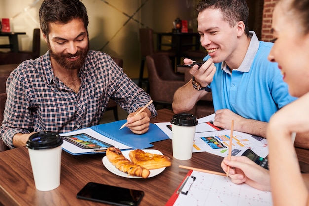 Projektmanager treffen sich im Cafe