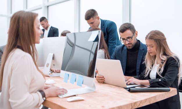 Projektmanager und Geschäftsteam sitzen am Schreibtisch