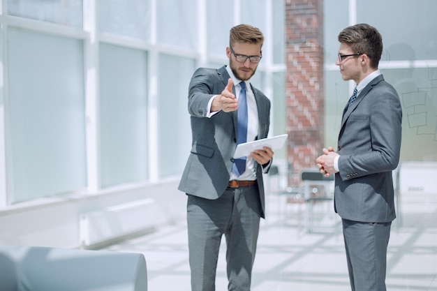 Projektmanager und Mitarbeiter unterhalten sich im Büro