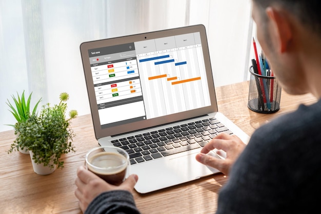 Projektplanungssoftware für modernes Geschäftsprojektmanagement auf dem Computerbildschirm mit Zeitleistendiagramm des Teamprojekts