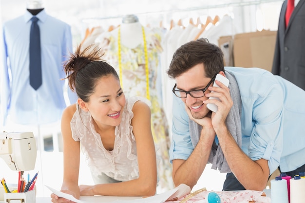 Projetistas de moda no trabalho em estúdio