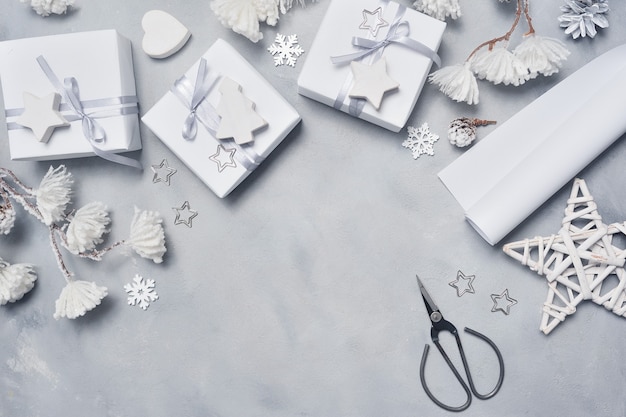 Projeto de fronteira um cartão de Natal com caixas de presente de Natal, tesouras, cones, estrela, flocos de neve.