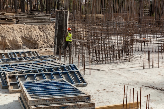 Projeto de gaiola de reforço de reforço para casa de estrutura de concreto, casa de tijolos, cofragem para vazamento de concreto, canteiro de obras, guindaste de trabalho, construção de casas