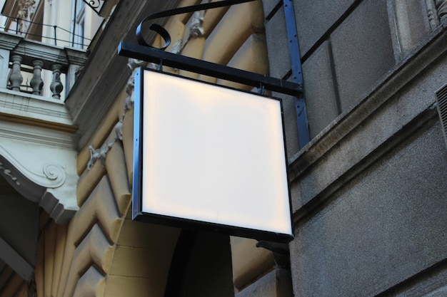 Projeto de placa de sinalização montada em um restaurante em frente a uma loja, um café ou uma loja