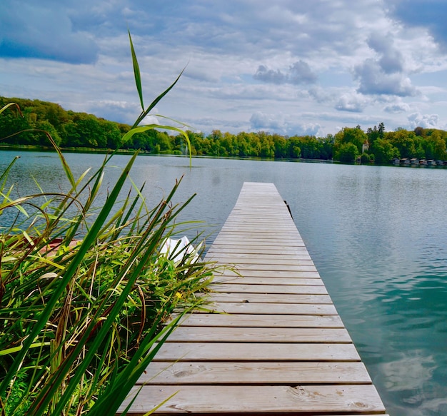 Foto promenade am see gegen den himmel