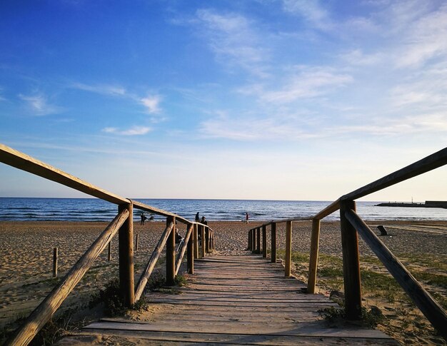 Foto promenade am strand gegen den himmel