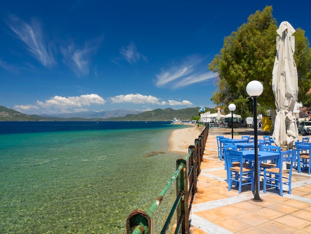 Promenade balneario griego LoutraEdipsou en la isla de Evia Eubea en el mar Egeo Sean en Grecia