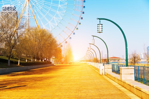 Promenade in der Ferne vom Riesenrad