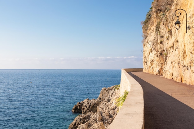 Promenade vor dem Meer Blauer Himmel auf Landschaft Seestück Konzept der Freiheit des Reiseabenteuers