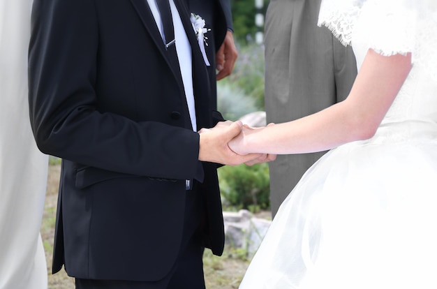 Prometida y prometido en la ceremonia de la boda