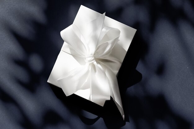 Promoção de venda de loja de comemoração de aniversário e caixa de presente branca de luxo de conceito surpresa de luxo ...