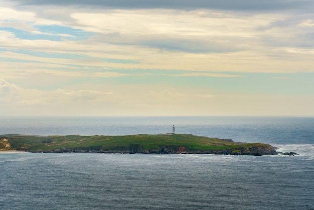 Promontório do farol de Punta da Frouxeira na costa atlântica espanhola