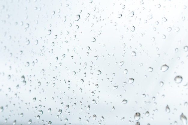 Pronóstico del tiempo lluvioso. cierre las gotas de lluvia en la ventana justo antes de las fuertes lluvias y tormentas.