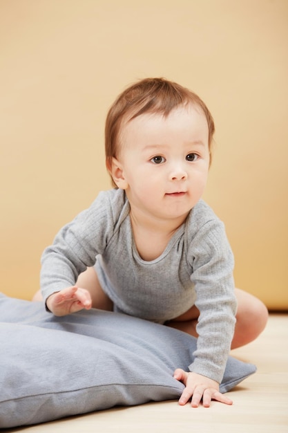 Pronto estará caminando Retrato de un lindo bebé arrastrándose por el suelo y sonriendo a la cámara