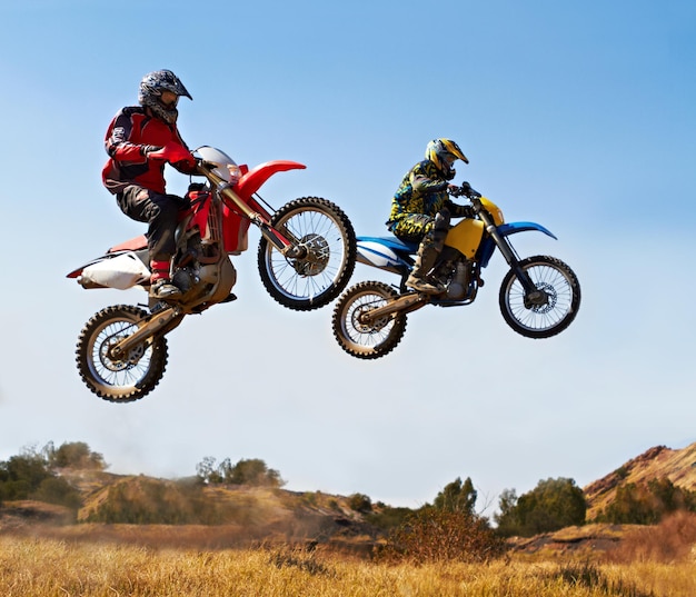 Pronto para a aventura de corrida Tiro de pilotos de dirtbike