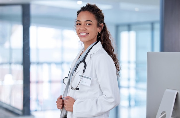 Pronto para assumir outro dia Foto de uma jovem médica no trabalho